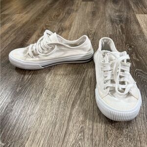 Hurley Carrie Low Top White Canvas Shoes - Size 6.5M
